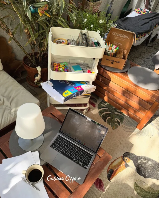 ☕️ Meine Arbeitsumgebung trägt entscheidend zu meiner Arbeitsqualität und meiner Produktivität bei. Deshalb suche ich mir immer nette Plätze aus, in denen ich mein Lager aufschlage.

Heute ist es ein schattiges OutdoorOffice auf der Terrasse 🌿🌻⛱️

✍️ Wo arbeitest du am Liebsten? Was kannst du uns empfehlen? 🤩

#homeofficeideas #homeoffice  #arbeitenvonüberall #burnoutcoaching #burnoutvorsorge #sabinakillianschmid  #wien  #slowyourmind