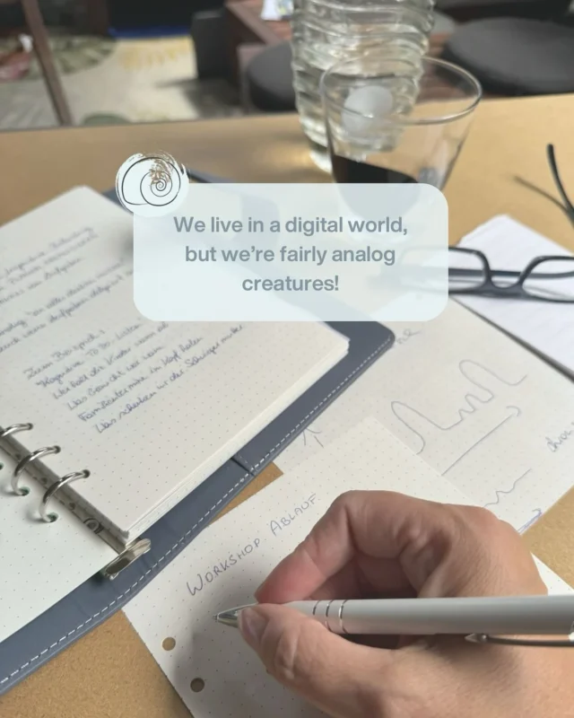 ✨ Mein analoges Wesen liebt es, sich auch analog auf wichtige Termine vorzubereiten. ✨

Wenn ich meine Vorbereitungsnotizen mit der Hand aufschreibe, bringt mir das Ruhe 🧘‍♀️, Sicherheit 🤍 und die Inhalte bleiben viel besser im Kopf 📝💡.

Geht es dir auch so? 🧐
Oder wie bereitest du dich auf wichtige Termine vor?
Bin immer dankbar für Tipps! 🌻🫶

#analogliebe #handwritten #workshopplanung #achtsamkeit #ruhefinden #klarheit #achtsamarbeiten #meinweg #eventplanung #handwrittennotes #SabinaKillianSchmid #slowyourmind #BurnoutCoaching #BurnoutPraxis #BurnoutVorsorge #Wien