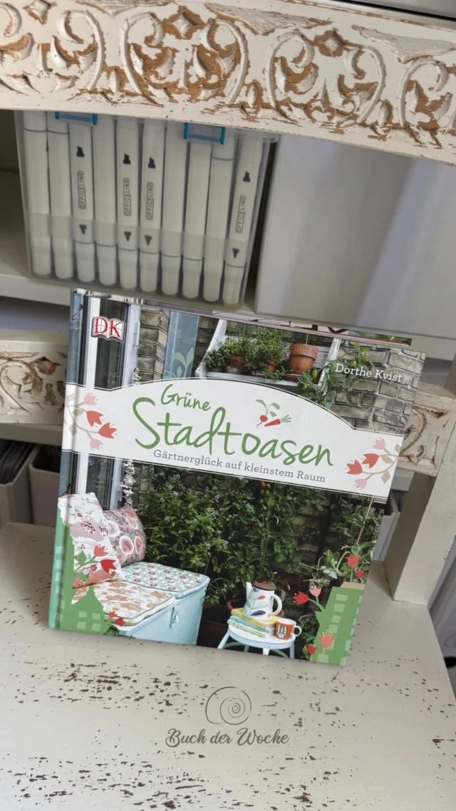 🪴Kleines Kisterl - große Wirkung 🌷

Als Kind brauchte ich eigentlich nicht viel, um glücklich zu sein. 🌿

Ich bin in einem riesigen Stadtgarten in Wien aufgewachsen. Unglaubliche 1.000 m² Grün am Wiener Stadtrand. Und schon als ganz kleines Kind durfte ich dort ziemlich frei herumstreifen – heute kaum mehr vorstellbar. 😊

Ich ernährte mich gefühlt den ganzen Tag von dem, was auf Bäumen und Sträuchern wuchs, beobachtete Käfer, Vögel und anderes Getier und freute mich über jede Blume, die aufblühte. Ich war einfach da. Im Jetzt. Und nirgends sonst. Abends wurde ich quasi wieder „eingefangen“ und ins Bett gesteckt.

Dann kam die Pubertät – und der Garten war plötzlich nur noch blöd und langweilig. 🙄 Und irgendwie ging mir damit auch etwas verloren, ohne dass ich es damals bemerkt hätte.

Erst in den letzten Jahren ist diese alte Freude wieder zurückgekommen. Und mir wurde klar, was für ein Schatz da in der Erde steckt.
Seitdem grabe, pflanze, säe und werke ich wieder mit großer Begeisterung in meinen Beeten und Blumenkisten. 🌱 Dort werde ich ruhig. Und erstaunlicherweise entstehen genau dort oft meine besten Gedanken und Ideen.

Und damit sind wir bei meinem ersten „Buch der Woche“. 📚
Grüne Stadtoasen von Dorthe Kvist 

Ich mag dieses Buch so gern, weil es ganz tief eintaucht in diese Welt: Stadtgärten, Balkone, Terrassen – aber auch das kleine Kräuterkisterl am Fensterbrett.

Es braucht nämlich weder 1.000 m² noch wahnsinnig viel Aufwand, um sich ein kleines Stück Grün zu schaffen, das richtig glücklich machen kann.

Vielleicht steckt ja in dir auch ein kleiner Stadtgärtner oder eine kleine Stadtgärtnerin. 🌿🙂

#buchderwoche #perspektivenwechsel #gesundbleiben  #ressourcenstärken #stadtgarten