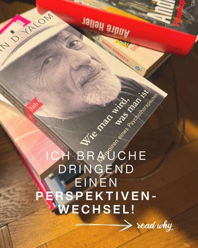 ❓ Wie soll ich anfangen? Vielleicht so: 👀

Wenn man sich über lange Zeit fast ausschließlich mit Belastung, Erschöpfung und Burnout beschäftigt, bleibt das nicht ganz ohne Wirkung. Zumindest war es bei mir so: Die dauernde Auseinandersetzung mit dem Thema Burnout hat meiner eigenen mentalen und körperlichen Gesundheit zuletzt nicht besonders gutgetan.

Jahrelang habe ich auf die Notwendigkeit von Burnout-Vorsorge hingewiesen – aus persönlicher, unternehmerischer und auch volkswirtschaftlicher Sicht. Wirklich angekommen ist das oft erst dann, wenn der Burnout-Prozess schon so weit fortgeschritten war, dass Krisenmanagement oder Therapie notwendig wurden. Kolleg*innen aus meinem Feld berichten Ähnliches.

Im letzten Jahr wurde ich müde. Und vor allem in den sozialen Medien wurde es bei mir still. Ich hatte schlicht nicht mehr die Kraft auch auf den sozialen Medien immer wieder dafür zu argumentieren, dass wir besser auf unsere Mitarbeiter*innen und Führungskräfte achten müssen – und ganz besonders auf Frauen und Mütter, die meist mehrere Belastungen gleichzeitig tragen.
Aber da ich nichts anderes zu sagen hatte, sagte ich auf meinen Kanälen einfach nichts mehr. 🌿

In meinen Ausbildungen habe ich gelernt, den Blick nicht nur auf das zu richten, was krank macht, sondern vor allem auch auf das, was gesund hält und stärkt. Denn unsere Aufmerksamkeit beeinflusst, womit wir uns innerlich beschäftigen und was in unserem Erleben mehr Raum bekommt.
Genau diesen Perspektivenwechsel möchte ich jetzt auch hier vollziehen. ✨
Und deshalb rücke ich einen meiner größten Ressourcen in den Mittelpunkt: meine Bücher. 📚💛

So viel Wissen, Erfahrung, Inspiration und manchmal auch echte Lebensweisheit steckt zwischen diesen Seiten.

Einmal in der Woche möchte ich künftig ein Buch herausgreifen, das mich beschäftigt, mir eine neue Perspektive eröffnet oder etwas Wertvolles für ein gutes Leben zu sagen hat.

Keine klassischen Buchrezensionen, sondern Gedanken und Impulse. 💭 Möglicherweise haben wir ja alle etwas davon. 🙂🤩

📚 Hast du einen Buchtipp für mich? Bitte gerne kommentieren! 🙏

#buchderwoche #perspektivenwechsel #gesundbleiben  #ressourcenstärken