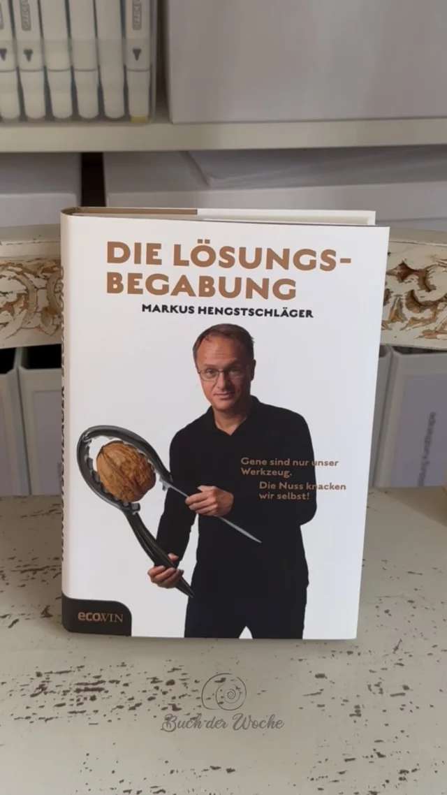 😎 Bin ich lösungsbegabt?

Es gibt Bücher, bei denen man während des Lesens immer wieder denkt: Ja. Genau das. 💡
So ging es mir bei „Die Lösungsbegabung“ von Markus Hengstschläger – vor allem bei einem Gedanken: Wie bereiten wir uns auf eine ungewisse Zukunft vor?

Laut Hengstschläger brauchen wir diese zentralen Kompetenzen: 🌱
Kreativität. Kritisches Denken. Soziale Kompetenz. Kommunikation. Resilienz.

Nur diese Fähigkeiten fallen nicht irgendwann vom Himmel, wenn wir sie dringend brauchen. Wir müssen sie entwickeln, ausprobieren, trainieren – und eigentlich möglichst früh damit anfangen. 🧠✨

Das bringt mich zu meinem Lieblingsthema: Kreativität. 🎨
Sie war mir immer wichtig – lange bevor ich wusste, dass mich mein Weg irgendwann in die Kunsttherapie führen würde. Und vielleicht berührt mich deshalb gerade Hengstschlägers Verbindung zwischen Kreativität und Lösungsbegabung so sehr.

Kreativ zu sein bedeutet, etwas noch nicht Vorhandenes denken zu können. Einen anderen Blickwinkel einzunehmen. Gewohnte Wege zu verlassen. Möglichkeiten zu sehen, wo vorher vielleicht nur ein Problem war. Unterschiedliche Dinge miteinander in Verbindung zu bringen. Auszuprobieren, zu verwerfen und neu anzusetzen. Und sie fördert übrigens auch die Kommunikationsfähigkeiten und die Resilienz. 🔄

Und genau das brauchen wir doch, wenn das Leben plötzlich nicht nach Plan läuft. Vielleicht ist Kreativität deshalb weniger eine nette Begabung für künstlerisch interessierte Menschen als vielmehr eine fundamentale Lebenskompetenz. 🌿

Nicht, weil sie uns für jedes Problem sofort die richtige Lösung liefert.
Sondern weil sie uns hilft, überhaupt auf die Idee zu kommen, dass es noch eine andere geben könnte. ✨

Vielleicht sollten wir deshalb viel früher anfangen, Kreativität nicht als „Soft Skills“ zu behandeln. Sondern als das, was sie vermutlich längst ist:

Eine überlebenswichtige Zukunftskompetenz. 🚀

Hast du auch einen Buchtipp für mich? Gerne kommentieren. 🌿🙂

#buchderwoche #lösungsbegabung #kreativitätleben