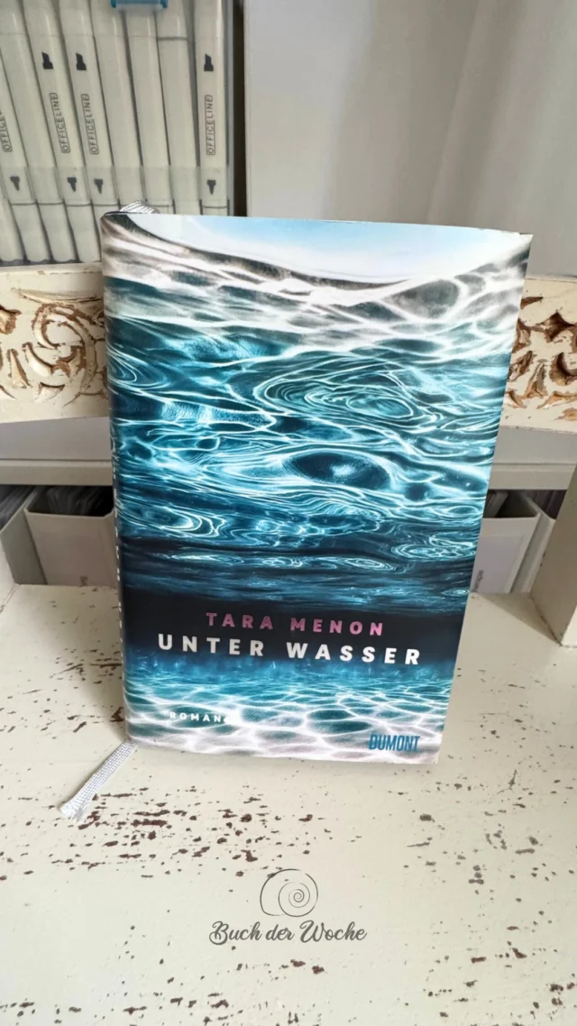 ☀️ Mein Roman dieses Sommers 🌊📚

Ich hoffe ihr hattet einen schönen Urlaub und seid wieder gut erholt zu Hause angekommen. 🏠 

Ende August – höchste Zeit für meinen persönlichen Lieblingsroman dieses Sommers: „Unter Wasser“ von Tara Menon.

Ein leichtes Buch ist es nicht. Der Tsunami von 2004 bildet den dramatischen Hintergrund dieser Geschichte.

Und trotzdem ist dieser Roman voller Schönheit.

Man taucht ein in eine sinnliche Welt aus Ozean, Riffen, Tierwelt, warmem Sand und tropischer Natur. Fast so, als würde man beim Lesen selbst für eine Weile ans Meer verschwinden. 🌊

Im Mittelpunkt steht eine intensive Frauenfreundschaft – eng, mitreißend und von einer Tiefe, die man sich selbst wünschen würde.

Vielleicht hat mich das Buch auch deshalb so berührt, weil ich ein echter Meerfreak bin. Wenn ich nicht mindestens einmal im Jahr ans Meer komme, wird meine Seele krank. 😉

„Unter Wasser“ ist für mich eine Geschichte über Freundschaft, Verlust und die überwältigende Schönheit des Meeres.

Und ganz eindeutig: mein Roman dieses Sommers. 💙

✍️ Was war euer Lieblingsbuch dieses Sommers? 📕

#buchderwoche #unterwasser #taramenon #ressourcenstärken #meerliebe freundschaft