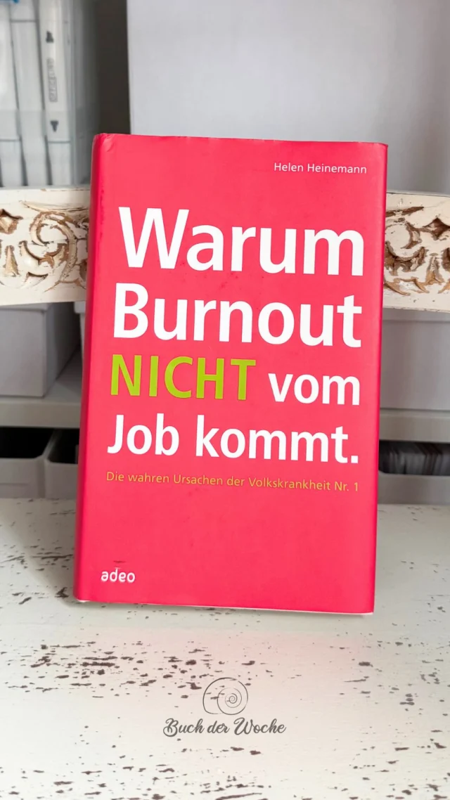 🤔 Kommt Burnout wirklich „nur“ vom Job? 

Diesmal führt mein #buchderwoche direkt in mein eigenes berufliches Thema: „Warum Burnout nicht vom Job kommt“ von Helen Heinemann. 📚

Schon der Titel polarisiert. Denn im Diagnosewerk ICD-11 wird Burnout ausdrücklich dem beruflichen Kontext zugeordnet. Was mir an Heinemanns Blick aber gerade deshalb gefällt: Sie schaut weiter. 👀

Denn in der Praxis begegnet mir selten nur diese eine Belastung.

Oft ist es die Summe: Beruf, Familie, Verantwortung, Erwartungen, eigene Ansprüche, ständiges Funktionieren. Und irgendwann ist das Fass voll. 🛢️ 

Besonders spannend finde ich deshalb die Frage, warum manche Menschen immer wieder über ihre eigenen Grenzen gehen.

- Warum sage ich nicht Nein?

- Warum glaube ich, alles schaffen zu müssen?

- Wie sehr brauche ich Anerkennung von außen?

- Und wie gut nehme ich eigentlich noch wahr, was ich selbst brauche? 🌿

Aber das bedeutet für mich ausdrücklich nicht: Wer ausbrennt, ist selbst schuld. Es bedeutet, dass wir häufig mehr Einfluss auf unsere Burnout-Gefährdung haben, als wir glauben. Ich finde, das ist es, was Hoffnung gibt: Was ich erkennen kann, kann ich beginnen zu verändern. 🌱

Außerdem bringt Heinemann in diesem Buch so viele Beispiele aus der Praxis, in denen man sich wiedererkennen kann. 💡

Kurz gesagt: Burnout-Prävention beginnt nicht erst bei der Frage, wie viel Arbeit auf meinem Schreibtisch liegt sondern bei der Frage:

Wie gehe ich eigentlich mit mir selbst um, während ich versuche, all das zu schaffen? 🫣

Hast du einen Buchtipp für mich? 📖 Freue mich darüber in den Kommentaren ✍️

#buchderwoche #burnout #burnoutprävention #stressprävention