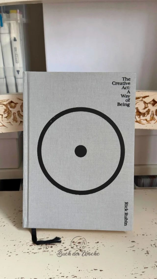 Mein #buchderwoche ist diesmal „The Creative Act – A Way of Being“ von Rick Rubin – I love it!

Rick Rubin ist eigentlich Musikproduzent – und zwar einer der bekanntesten überhaupt. Er hat mit ganz unterschiedlichen Künstler*innen und Musikrichtungen gearbeitet, von Johnny Cash über die Red Hot Chili Peppers bis hin zu Adele.

Vielleicht ist es gerade deshalb so spannend, dass dieses Buch kein Ratgeber darüber ist, wie man erfolgreicher kreativ arbeitet, denn es geht vielmehr um eine Haltung.
Kreativität ist nicht nur etwas, das wir tun. Sie ist eine Art zu sein.

Sehr angesprochen hat mich auch die Form des Buches. Rubin gliedert es in 78 kurze „Areas of Thought“ – kleine Gedankenräume zu Themen wie Wahrnehmung, Inspiration, Selbstzweifel, Geduld, Experimentieren, Spielen oder Freiheit. 

Man muss das Buch deshalb auch gar nicht klassisch von vorne bis hinten lesen.
Ich blättere darin, springe zwischen den Kapiteln hin und her und picke mir manchmal einfach einen Gedanken heraus. Ein paar Seiten reichen oft schon, um etwas mitzunehmen, das noch eine Weile weiterarbeitet. 💭

Und vielleicht passt gerade diese Form so gut zum Thema Kreativität.
Nicht alles muss sofort zu Ende gedacht werden.
Nicht jeder Gedanke braucht gleich ein Ergebnis.

Im Buch beschreibt Rubin die Kreativität weniger als eine Fähigkeit sondern als Haltung: Offen bleiben für das, was noch möglich sein könnte. 🌿

Hast du einen Buchtipp für mich? 📚

#buchderwoche #thecreativeact #rickrubin #perspektivwechsel inspiration